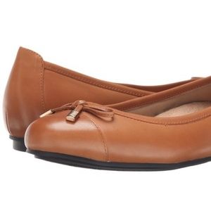 Vionic Minna Ballet Flat in Tan